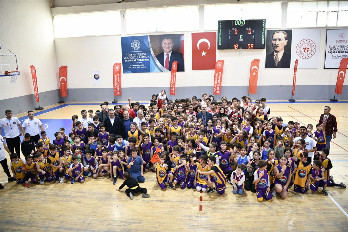 Genç Basketbolcuların Madalya Sevinci