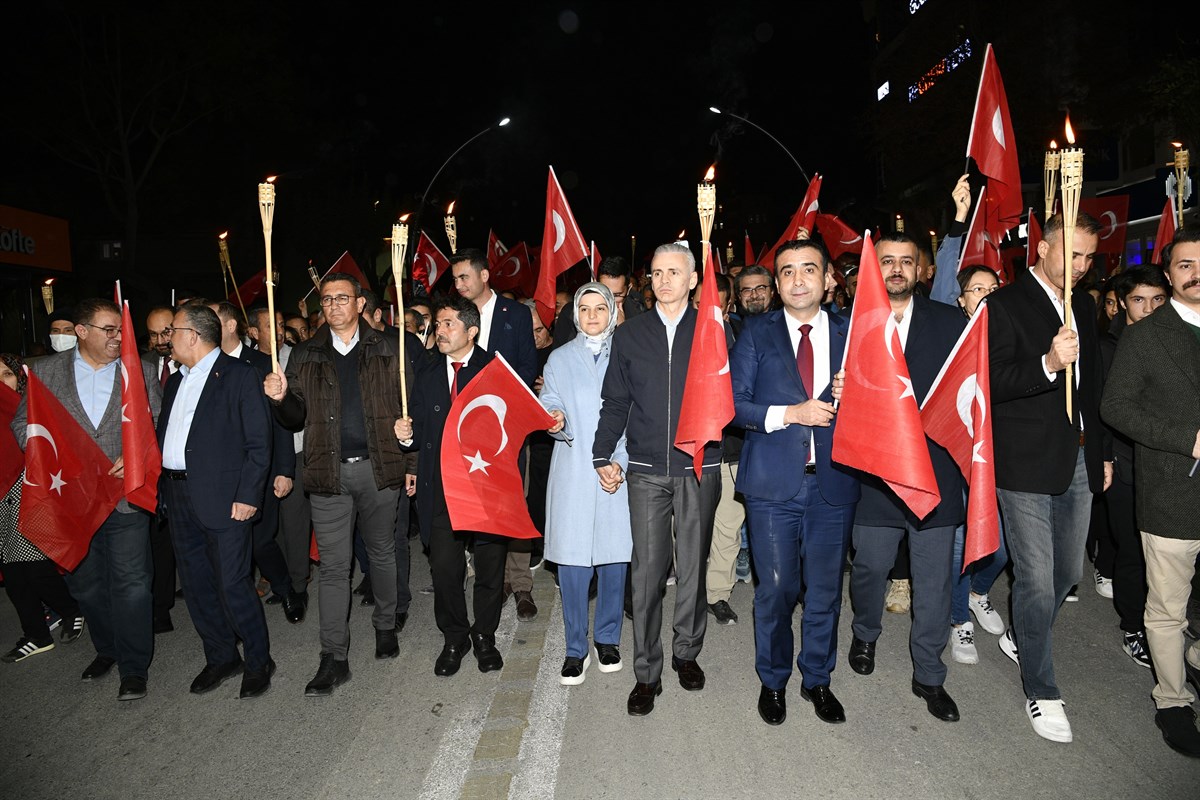 "Fener Alayı ve Şehitlerimize Saygı Yürüyüşü” Büyük Bir Coşkuyla Gerçekleştirildi