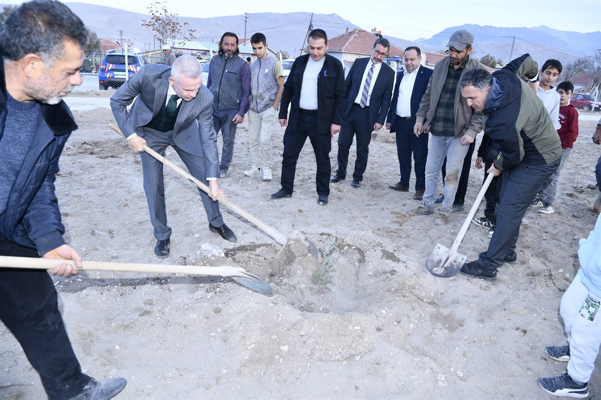 Valimiz Mehmet Fatih Çiçekli, Süleymanhacı Köyünde Fidan Dikim Etkinliğine Katıldı