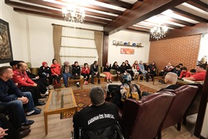 Valimiz Mehmet Fatih Çiçekli ve eşi Esengül Korkmaz Çiçekli Hanımefendi, İl Özel İdare Spor Kulübü Sporcularıyla Bir Araya Geldi